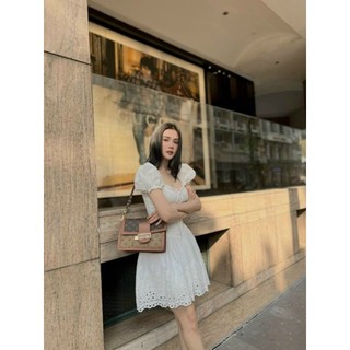 Đầm xô hoa nổi cổ vuông nút bọc.