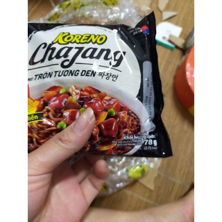 1 thùng mì tương đen koreno gồm 20 gói