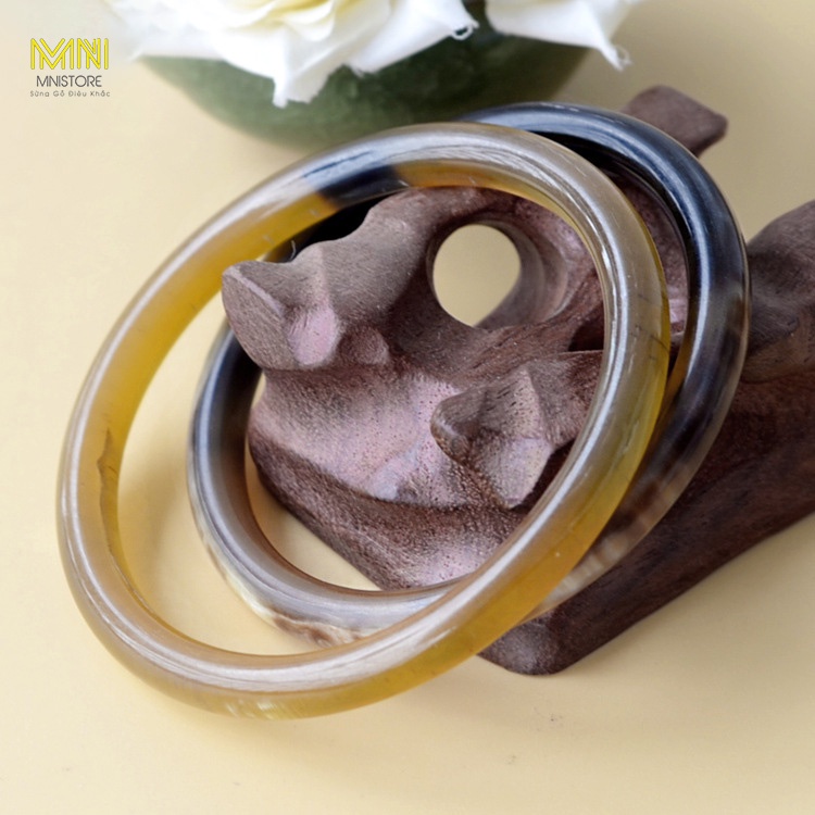 Vòng tuần sừng đeo tay màu sắc Trắng lưa kích thước 5,5-7,5cm dày 0,4-0,8cm trang sức đeo tay dành cho các chị em