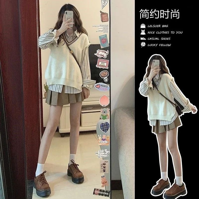 SET BA SP Áo gile xẻ tà kèm áo sơmi và chân váy tenis phong cách vintage màu be nâu