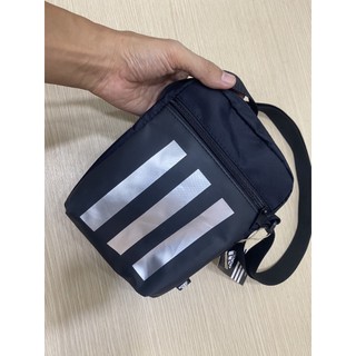 Túi đeo chéo vai 3 sọc Essentials
