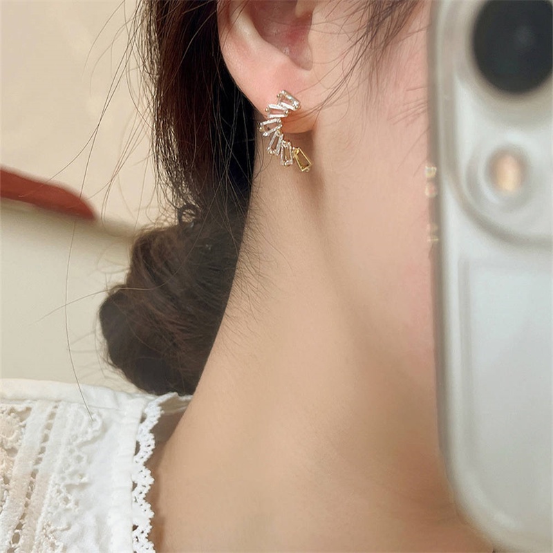 Khuyên Tai Đính Đá Thiết Kế Độc Đáo Phong Cách Mới Thanh Lịch