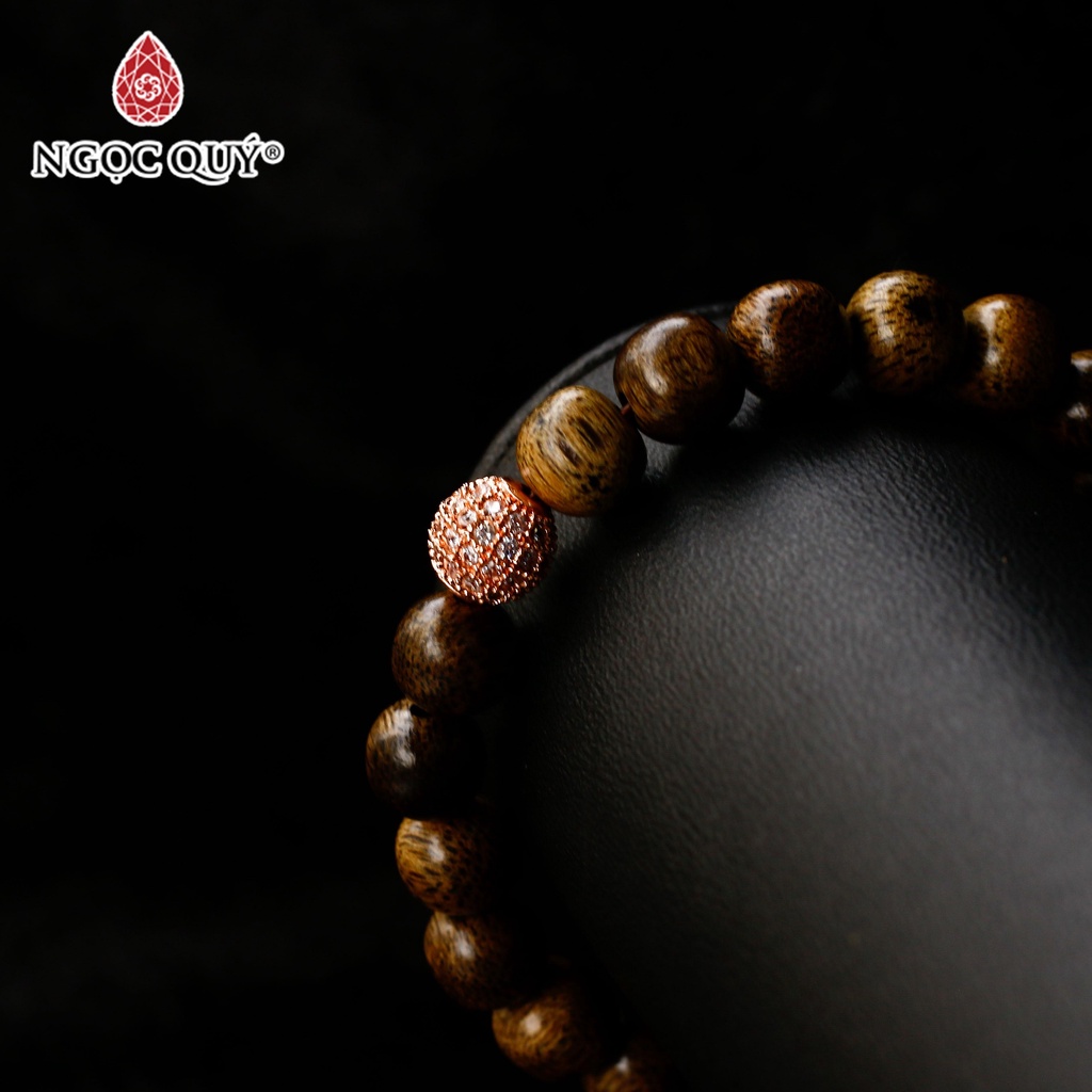 Vòng tay Trầm Hương phối charm hợp kim đính đá, hạt trầm tốc - Ngọc Quý