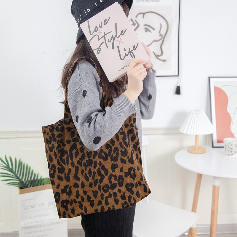Túi tote vải nhung họa tiết beo da báo