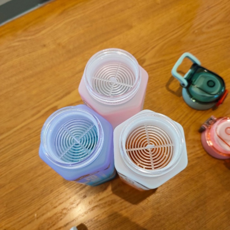 Bình Đựng Nước 700ml Bằng Nhựa Màu Sắc Gradient Dành Cho Người Lớn