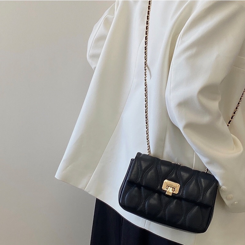 Túi xách nữ túi đeo chéo nữ màu đen đi kèm dây xích có đệm chống đau vai.