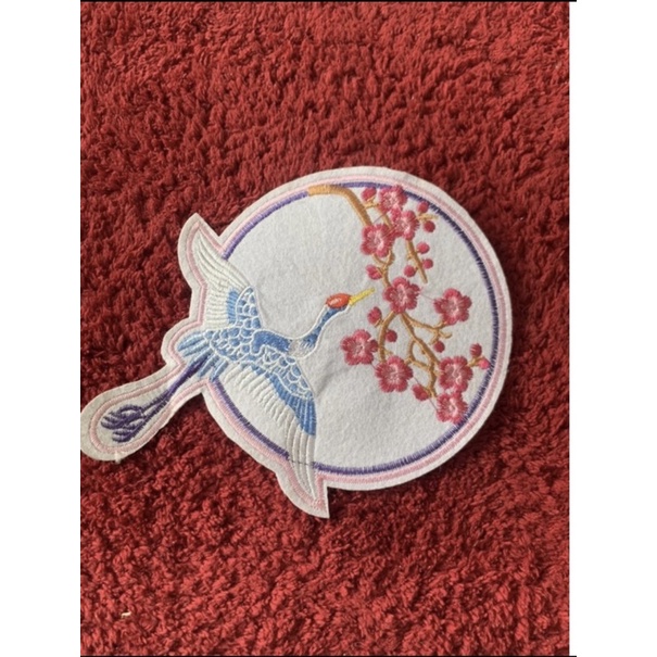 Sticker thêu là ủi tròn hạc hồng