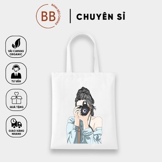 Túi tote vuông vải canvas đeo vai cô gái và máy ảnh
