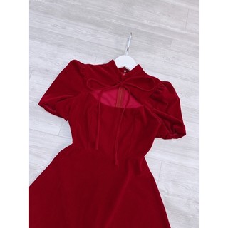 Váy nhung đỏ cut out cổ