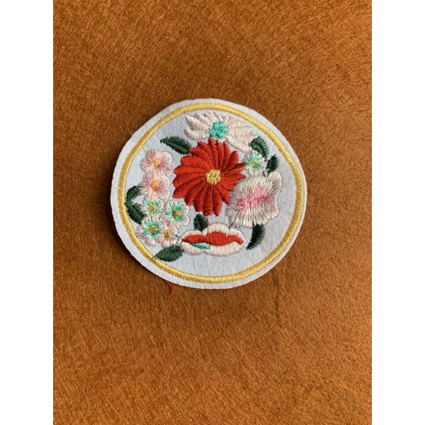 Sticker thêu là ủi tròn hoa