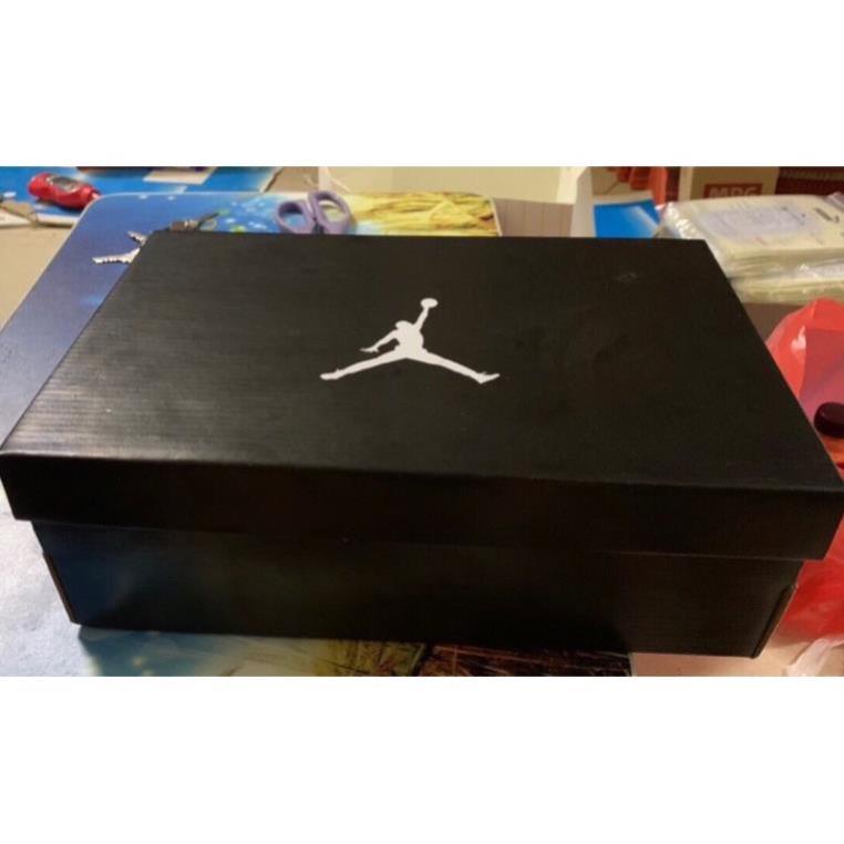 Hộp giày thể thao sneaker