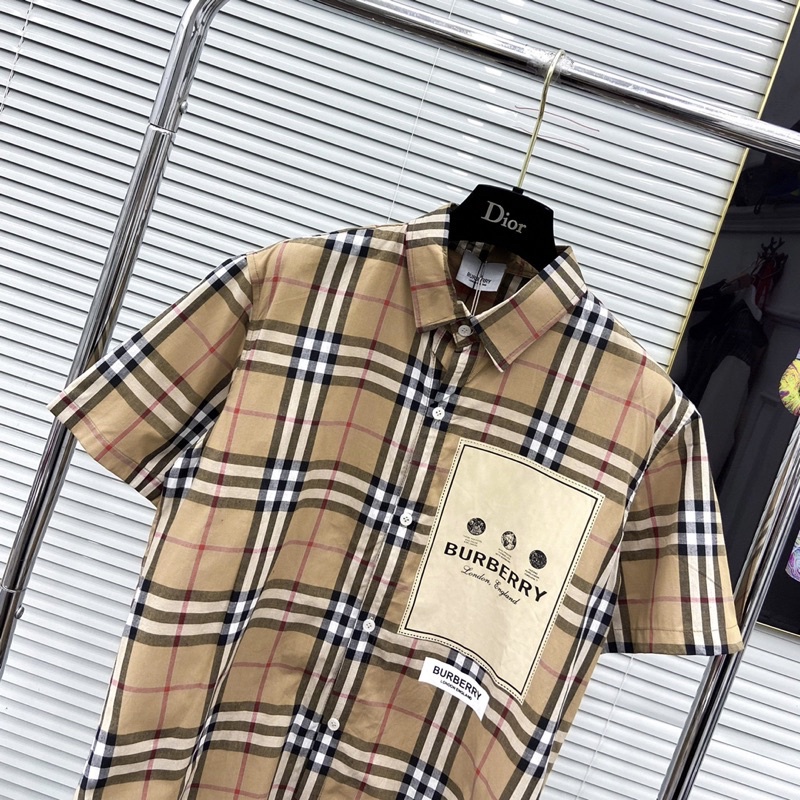 Áo sơ mi cộc tay nam nữ Burberry kẻ sọc caro be dập mác logo chữ ngực chất cotton cao cấp SMC05P | BigBuy360 - bigbuy360.vn