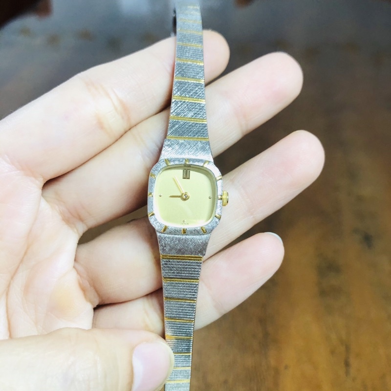 Đồng hồ nữ si nhật dáng dây lụa hiệu Menard, dây khoá zin
