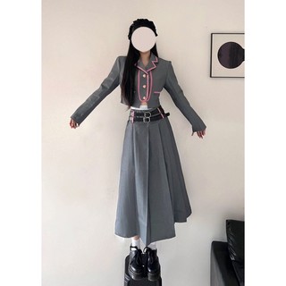 Fullset áo blazer dáng ngắn phối cúc hồng và chân váy xếp li cạp cao dáng dài tặng kèm 2 chiếc thắt lưng đen FOOTMADE