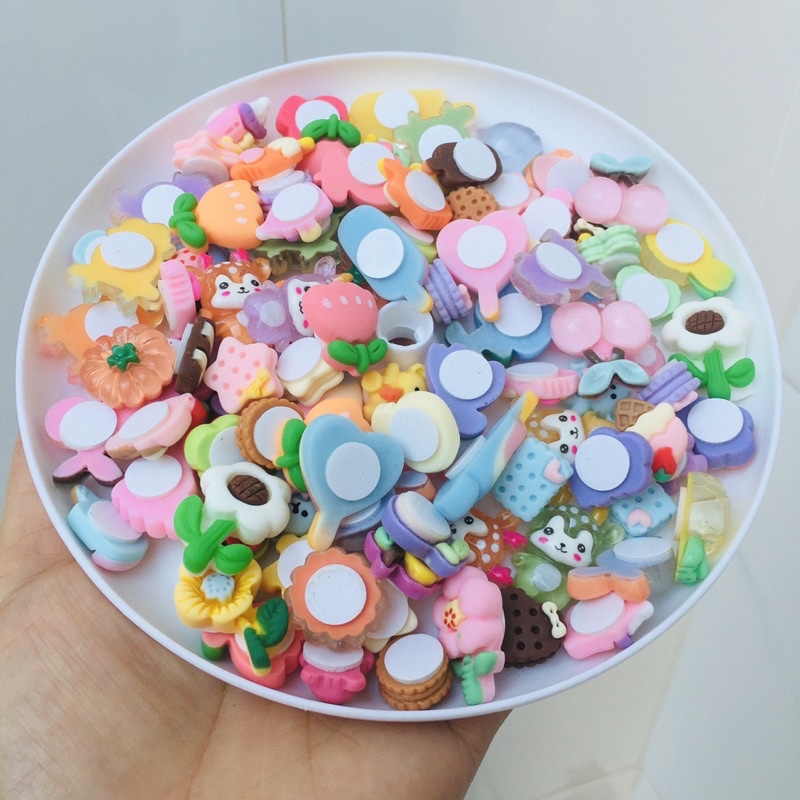 Sét 10 charm nhựa trang trí kèm keo