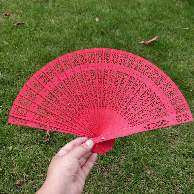 Quạt gỗ xếp làm oản , tháp bánh, trang trí phong cách cổ trang