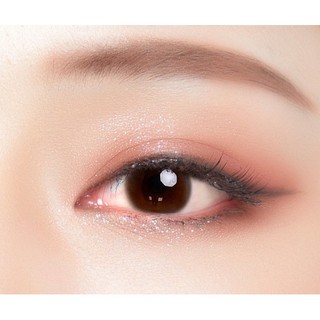 Lens brown có cận lệch kính áp tròng nâu tự nhiên