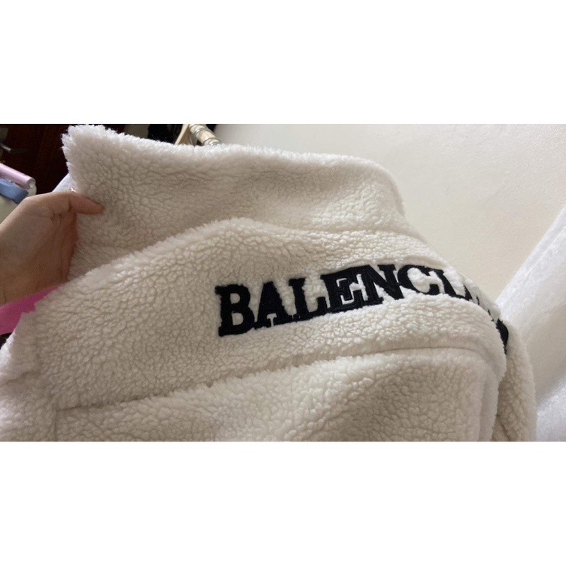 Áo khoác nữ lông cừu Balencilaga