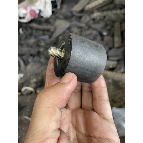 4 cục cao su nâng ghế lái cho xe ô tô.