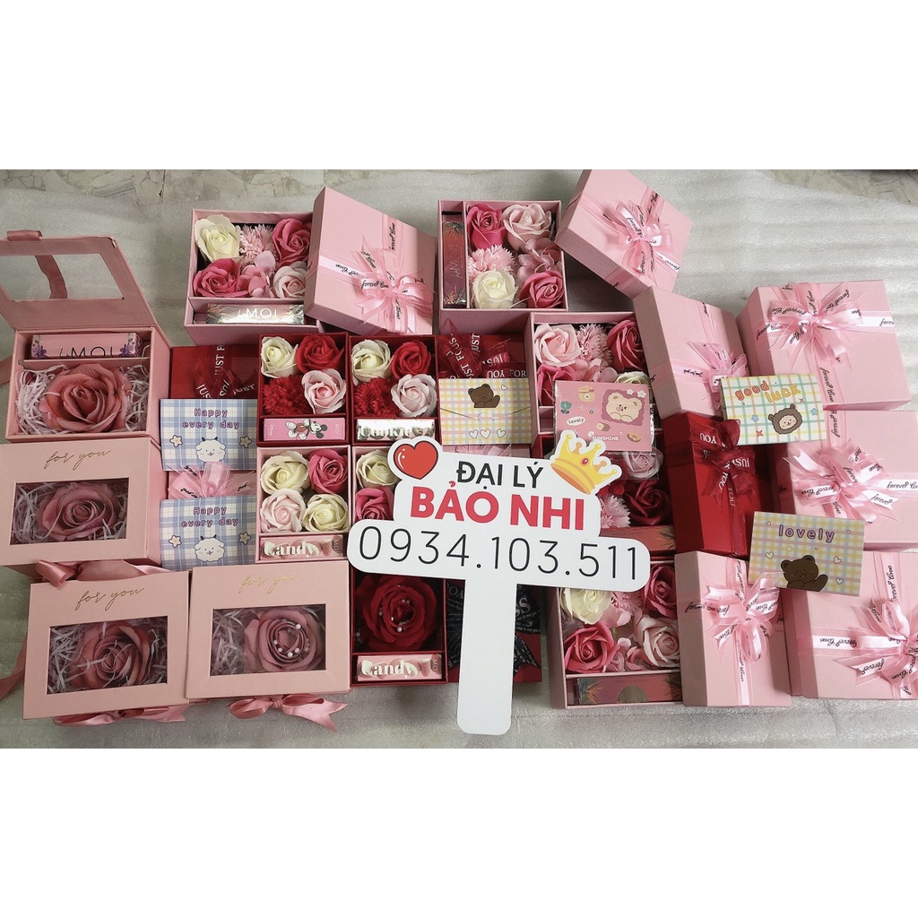 HỘP HOA SÁP  THƠM KÈM TÚI GIẤY VÀ THIỆP SON DÀI .KÍCH THƯỚC 13.5 x13.5 x 8 .HỘP M.O.I 20 x 25 x 11