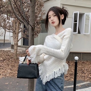 Áo len kiểu trễ vai phối tua rua màu trắng phong cách hàn quốc
