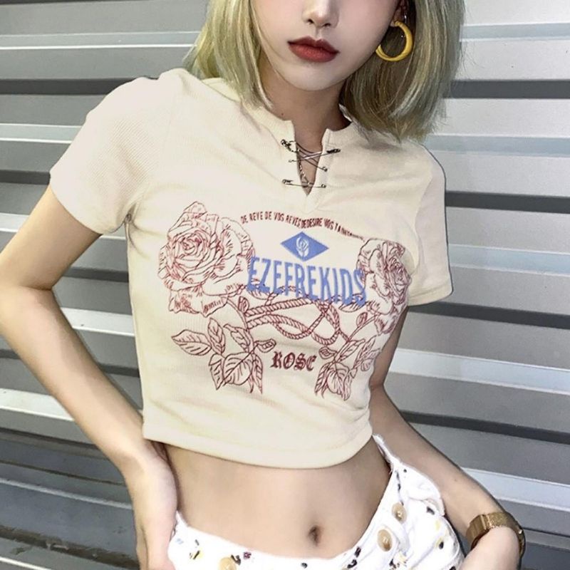 Áo thun croptop in hoa hồng ROSE kèm ghim băng | BigBuy360 - bigbuy360.vn