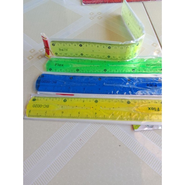Thước kẻ bằng nhựa dẻo dai không lo bị gãy