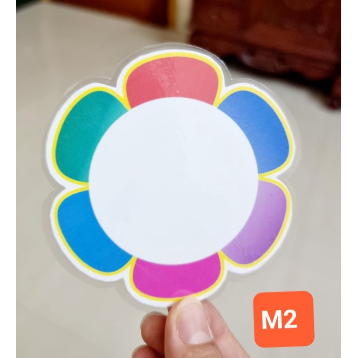 Sét 10 Hoa in màu éplatic 9-10cm viết số, dấu...sẵn nam châm lá.