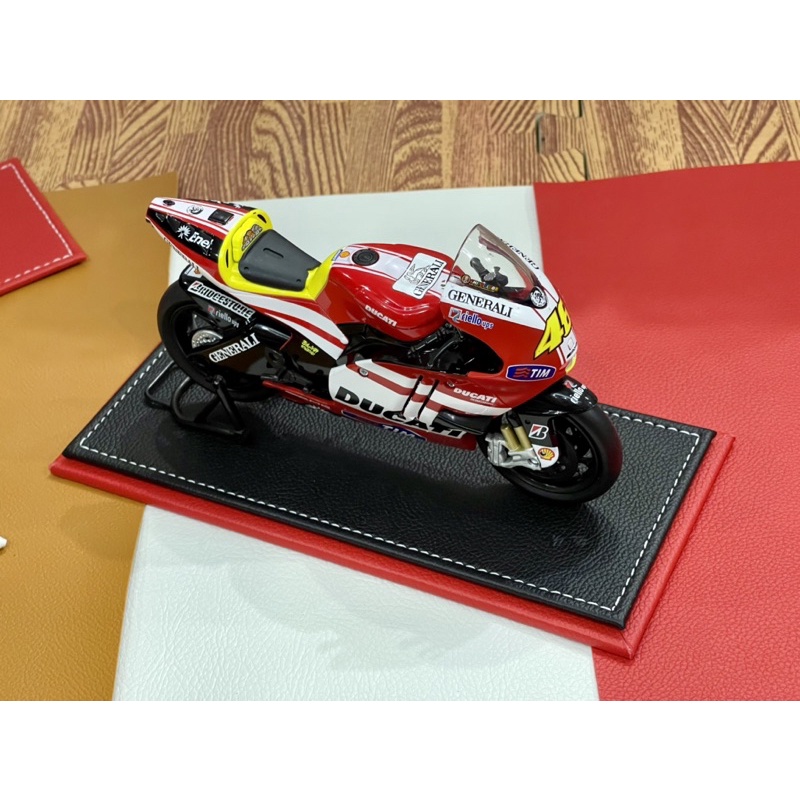 Hộp Mica Đế Da Trưng Bày Mô Hình Xe Motor 1:12