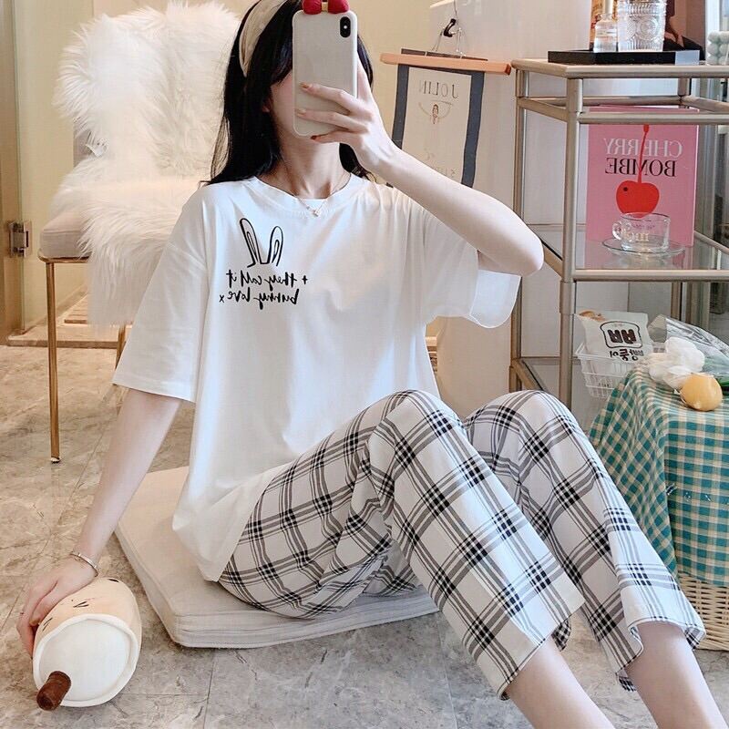 SÉT ÁO IN HÌNH LOGO TAI THỎ KÈM QUẦN KẺ TRẮNG ĐEN TRANG NHÃ RẤT ĐẸP