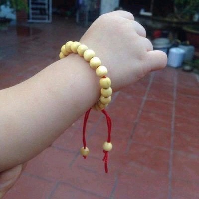 Vòng dâu tằm cho bé, vòng đeo tay, đeo chân giúp tránh gió khi bé ra ngoài