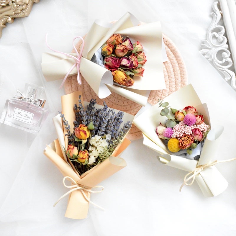 Hoa khô tự nhiên quà tặng ý nghĩa vào các dịp lễ,sinh nhật,ngày nhà giáo,ngày phụ nữ,ngày của mẹ. Kích thước 15*10 cm