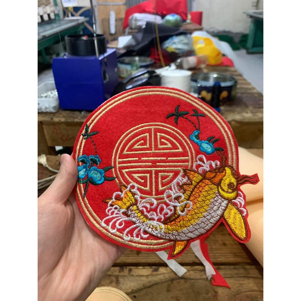 Sticker thêu là ủi tròn cá