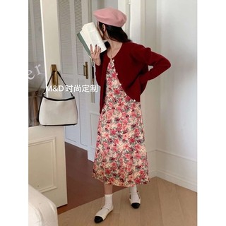 Váy set hoa đỏ: áo cardigan đỏ mỏng tay dài, váy hoa đỏ 2 dây
