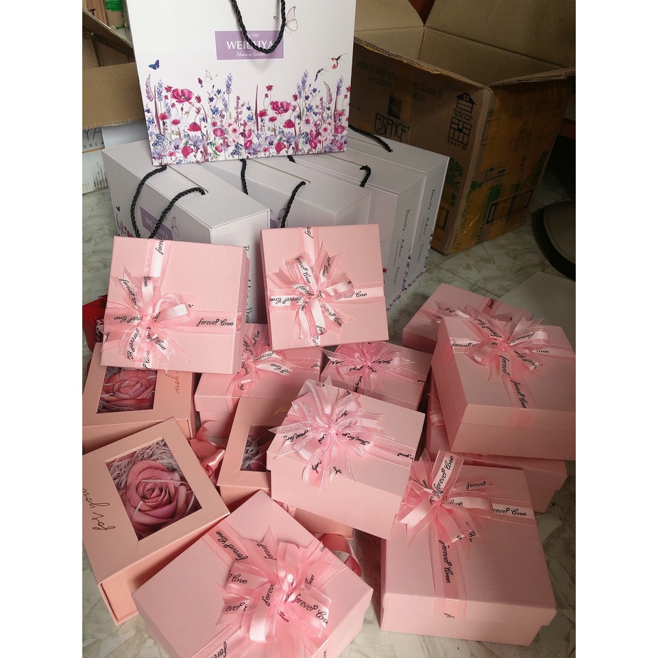 HỘP HOA SÁP  THƠM KÈM TÚI GIẤY VÀ THIỆP SON DÀI .KÍCH THƯỚC 13.5 x13.5 x 8 .HỘP M.O.I 20 x 25 x 11