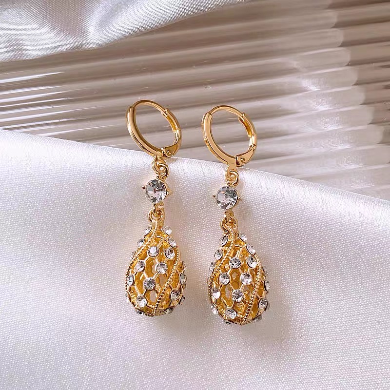 Khuyên Tai Hình Giọt Nước Rỗng Đính Kim Cương Giả Phong Cách Thu Đông Mới Thanh Lịch Cho Nữ