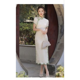 Đầm Sườn Xám Cách Tân Trung Hoa Trắng Viền Hoa Xanh Phong Cách Sang Trọng