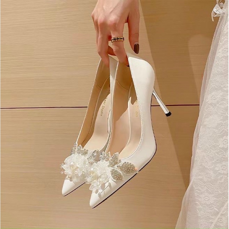 Giày trắng cao gót