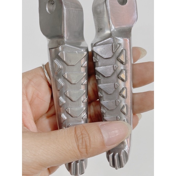 Gác chân sau nhôm mẫu cá xấu sáng bóng, bền bỉ lắp xe Honda Yamaha