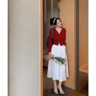 Set qcroptop dài tay đỏ kèm chân váy trắng