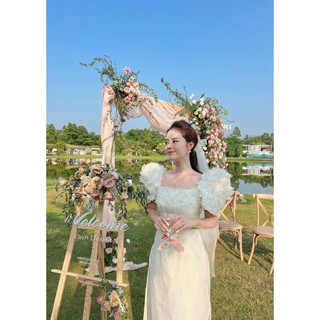 Áo dài khổng tước trắng chất liệu gấm cách tân vai bồng ngắn tay áo dài saam, chụp ảnh họa tiết hoa