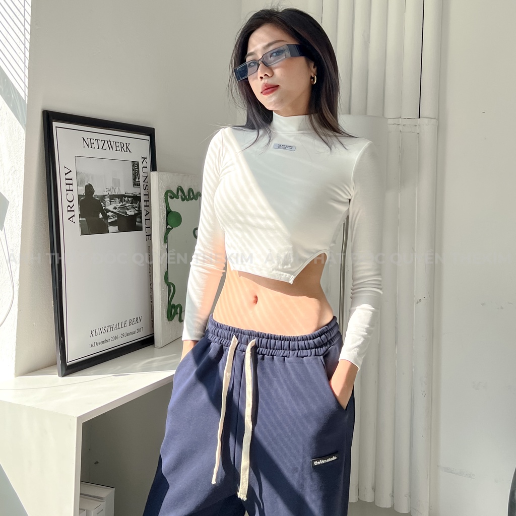 Áo croptop dài tay cổ cao vạt chéo The Kim , áo thun cotton gắn logo ngực A160