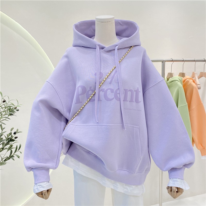 Áo nỉ bông chui đầu có mũ, áo in hoạ tiết chữ, tay bồng dáng rộng, thích hợp cho cả nam và nữ