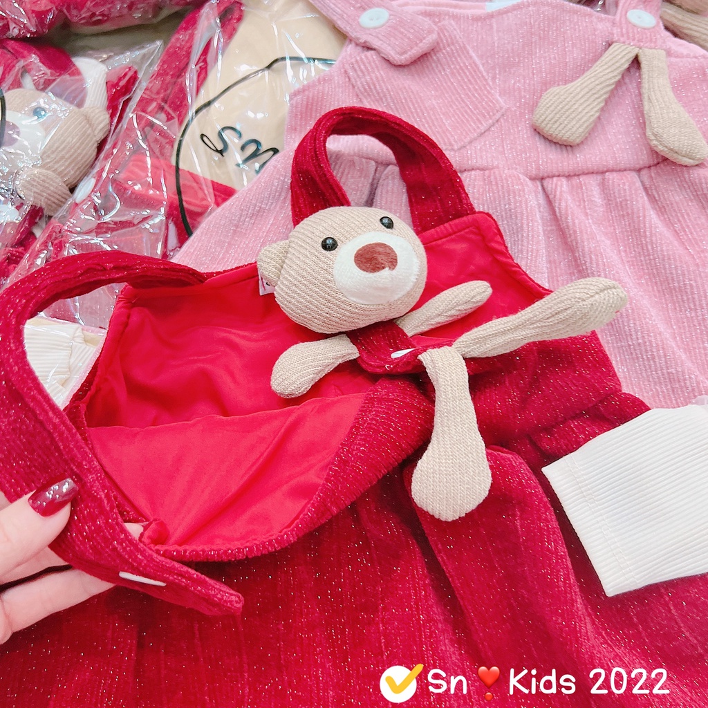 Váy Yếm 2 Dây Phối Gấu Kèm Áo Len Tay Bồng Cho Bé Gái WOWKIDS, Set Váy Yếm Nhung Cho Bé Từ 9-20kg