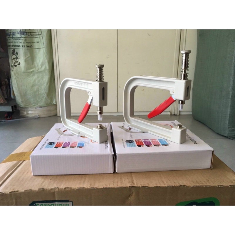 Bộ máy đóng hạt giả "ngọc trai", bao gồm 6 khuôn và nút mẫu