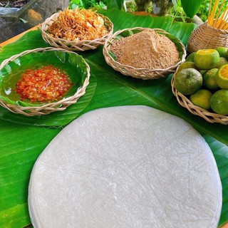 Bánh tráng phơi sương chấm muối tắc