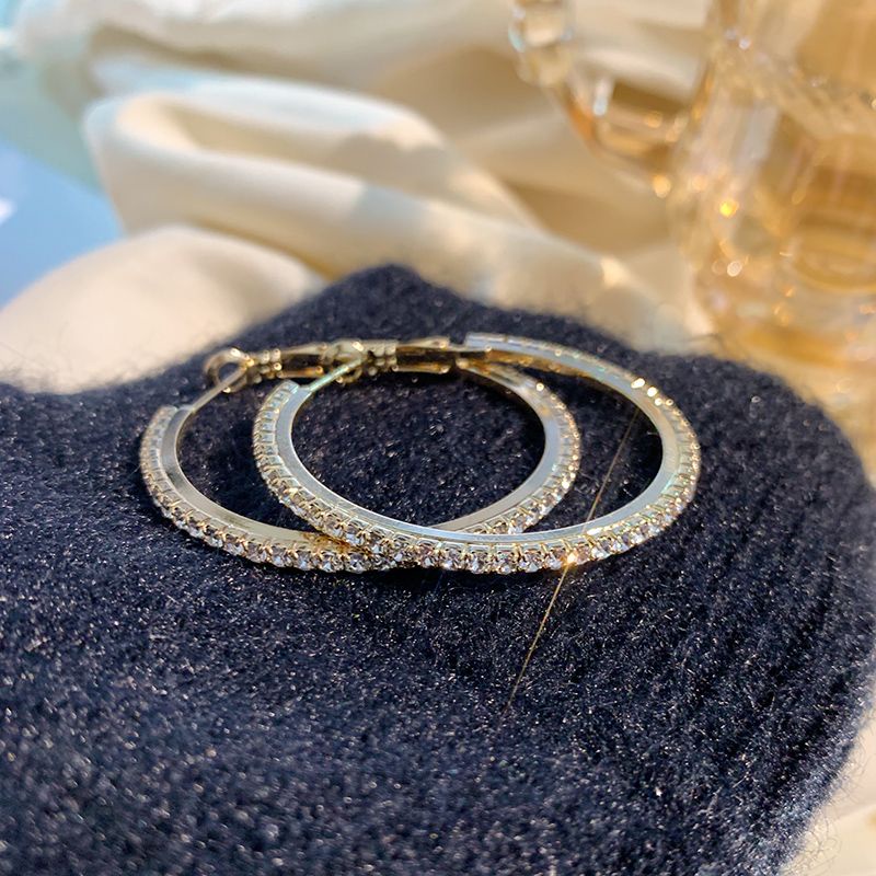 Khuyên tai nữ, Bông tai tròn to đính đá phong cách Âu Mỹ