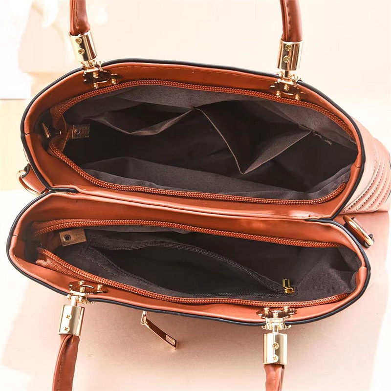 Ielgy Túi bucket Đeo Chéo Vai Gắn Quả Bông Sọc Hình Thoi Dành Cho Nữ