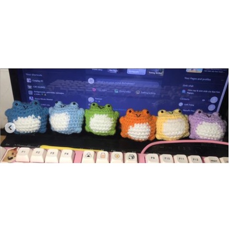 Móc khoá Ếch ú bằng len