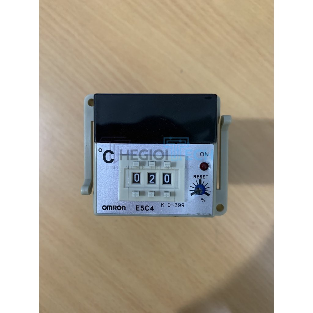 Đồng hồ nhiệt độ E5C4 kèm đế ( omron )